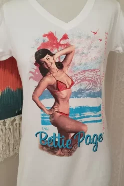 – Queen Of Pinups ® : Santa Monica Women's T-Shirt>Bettie Page Clearance