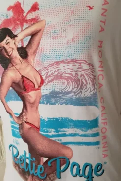 – Queen Of Pinups ® : Santa Monica Women's T-Shirt><noscript><img width=